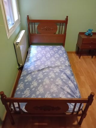 Cama antigua de madera