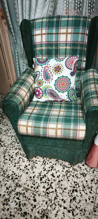 Sofá y 2 sillones con mesa de cristal