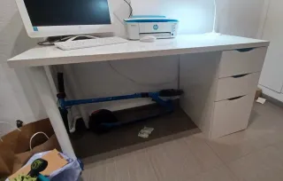 Escritorio blanco con 2 cajones y armario