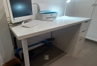 Escritorio blanco con 2 cajones y armario