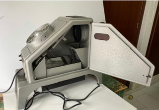 Proyector de diapositivas antiguo