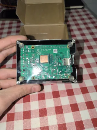 Raspberry Pi 3 B+ con carcasa y ventilador.