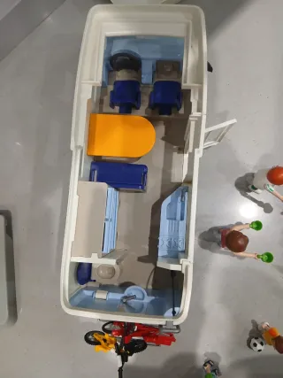 Autocaravana Playmobil con figuras y accesorios