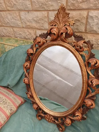 Specchio ovale con cornice intagliata