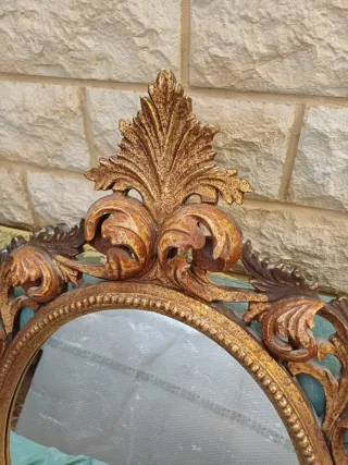Specchio ovale con cornice intagliata