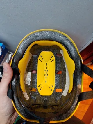 Casco Btwin Amarillo y Negro Infantil