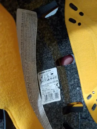 Casco Btwin Amarillo y Negro Infantil