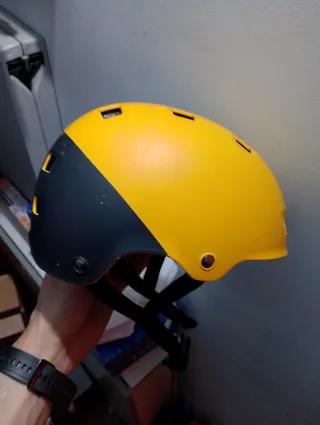 Casco Btwin Amarillo y Negro Infantil