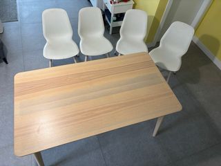 Mesa comedor Ikea y 4 sillas blancas