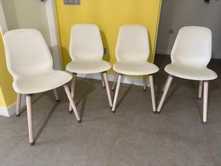 Mesa comedor Ikea y 4 sillas blancas