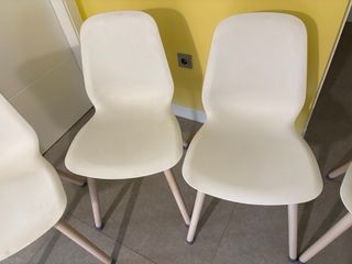 Mesa comedor Ikea y 4 sillas blancas