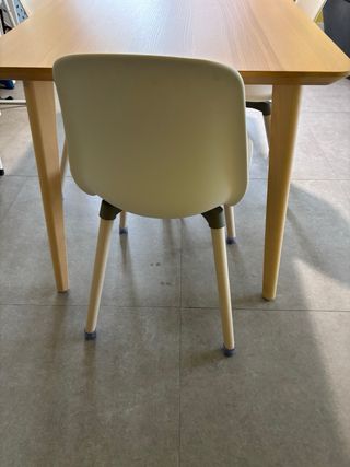 Mesa comedor Ikea y 4 sillas blancas