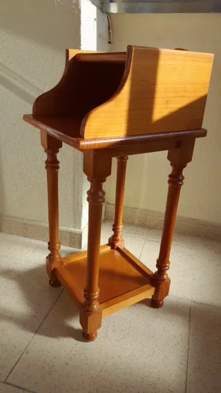 Mesa telefonera de madera
