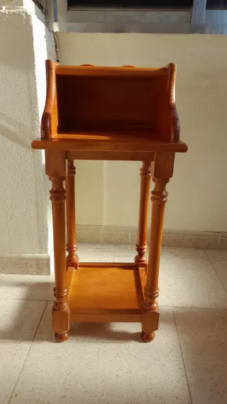 Mesa telefonera de madera