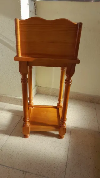 Mesa telefonera de madera