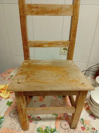 Silla de madera pequeña , necesita barnizar