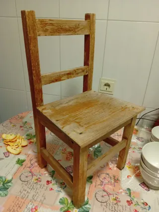Silla de madera pequeña , necesita barnizar