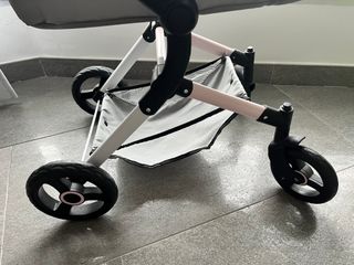 Cochecito de bebé de juguete con bolso