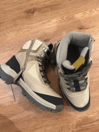 Botas de nieve beige y negras