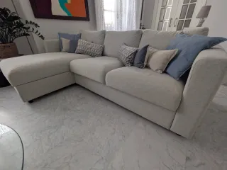 Sofá modular beige y azul con chaise longue