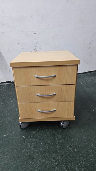 Cajonera de madera con ruedas