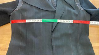 Blazer negra con detalles naranja, diseño moderno