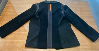 Blazer negra con detalles naranja, diseño moderno