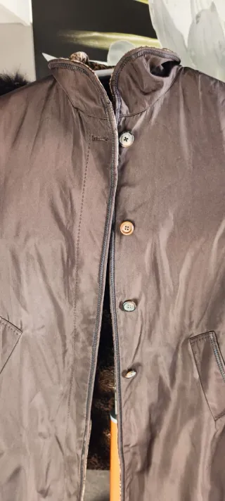 Abrigo marrón con capucha y pelo