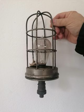 Foco industrial antiguo con jaula protectora