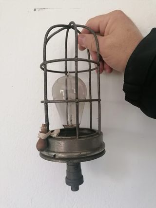 Foco industrial antiguo con jaula protectora