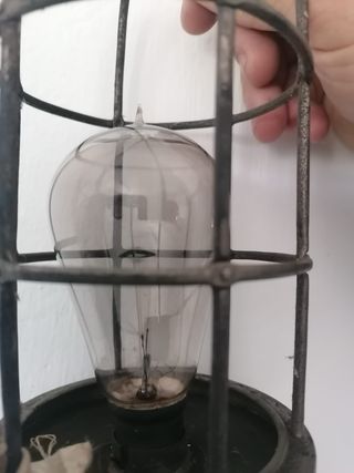 Foco industrial antiguo con jaula protectora