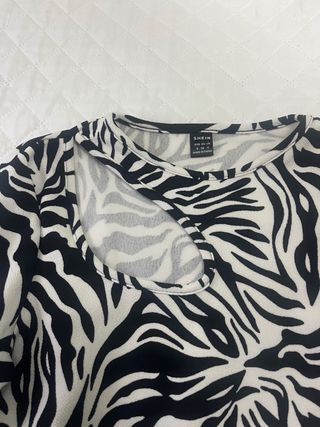 Top estampado cebra con escote