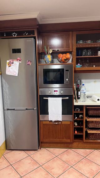 Cocina completa en L de cerezo y Silestone blanco