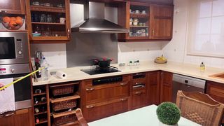 Cocina completa en L de cerezo y Silestone blanco