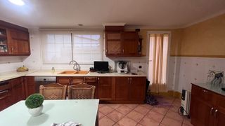 Cocina completa en L de cerezo y Silestone blanco