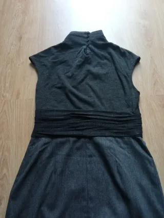 Vestido gris cuello alto con manga corta.