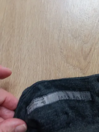 Vestido gris cuello alto con manga corta.