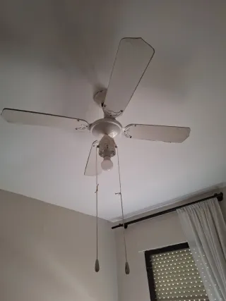 Ventilador de techo blanco
