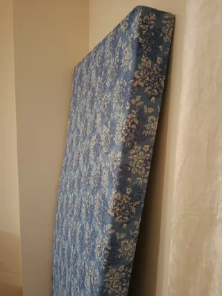 Colchón de espuma azul con estampado floral