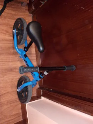 Bicicleta infantil sin pedales azul