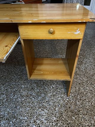 Escritorio de madera con cajón