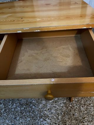 Escritorio de madera con cajón