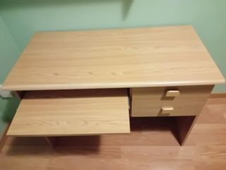 Mesa de ordenador de madera clara