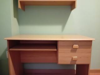 Mesa de ordenador de madera clara