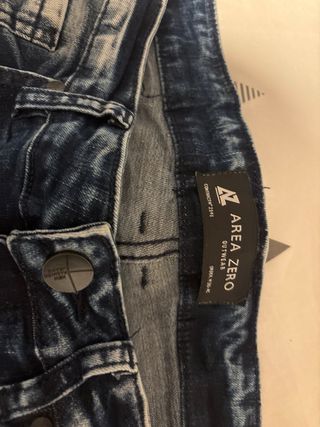 Pantalón vaquero desgastado marca Área Zero