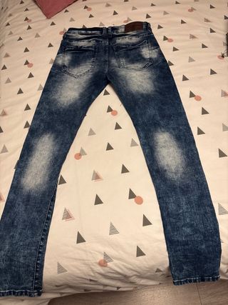 Pantalón vaquero desgastado marca Área Zero