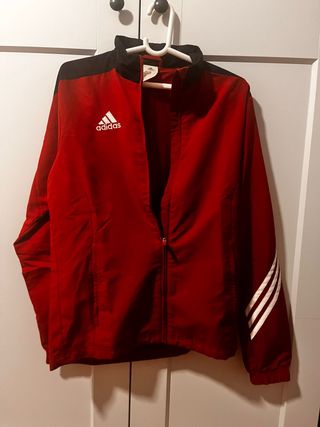 Chaqueta deportiva Adidas roja y negra
