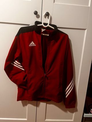 Chaqueta deportiva Adidas roja y negra