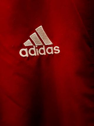 Chaqueta deportiva Adidas roja y negra