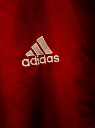 Chaqueta deportiva Adidas roja y negra